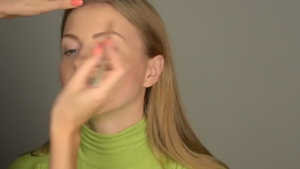 Mujer aplicando maquillaje — Vídeo de stock