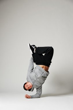 breakdancer staande op zijn elleboog