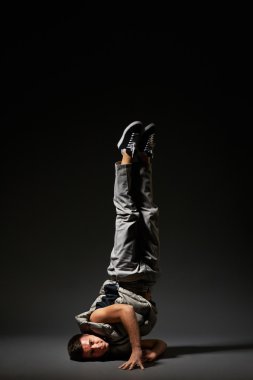 serin komplike dondurucuda ayakta