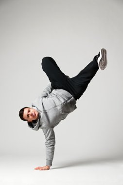bir yandan ayakta hip-hop dansçısı