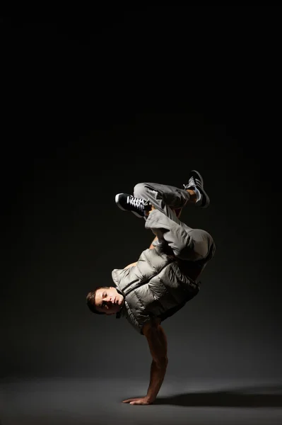 Breakdancer de pé por um lado — Fotografia de Stock