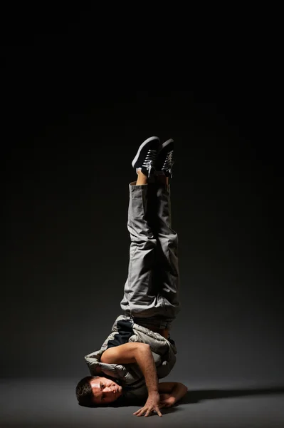 Fresco breakdancer in piedi in congelamento — Foto Stock