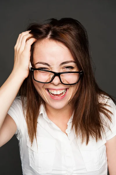 Смеющаяся молодая женщина — стоковое фото