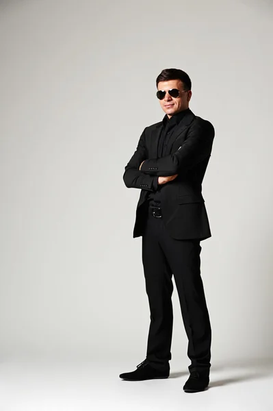 Hombre en ropa formal y gafas de sol — Foto de Stock