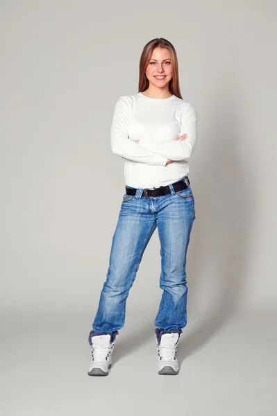 Jeune femme souriante avec les mains pliées — Photo