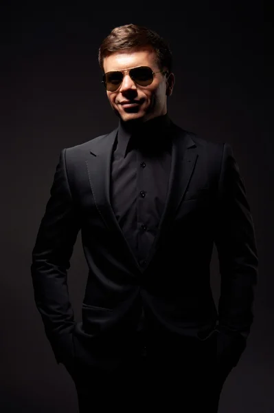 Hombre sonriente con estilo en ropa formal negro — Foto de Stock