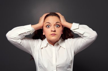 korkmuş genç bir kadın portresi