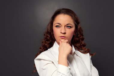 gri düşünceli kadın