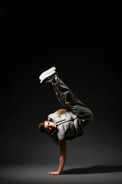 凍結の上に立ってクールなブレーク ダンサー — ストック写真