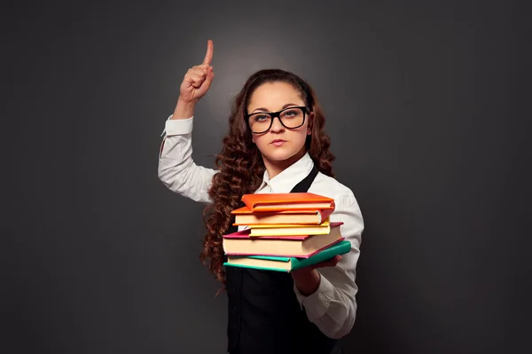 Lustiger Lehrer in Brille mit Stapel Lehrbüchern — Stockfoto