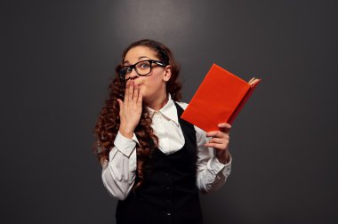 kara kitap ile karışık kız