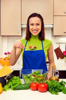 ev hanımı holding kaşık salatası ile