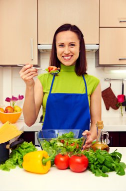 kadın kaşık salatası duran mutfak ile