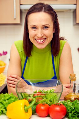Genç gülen ev kadını ayakta