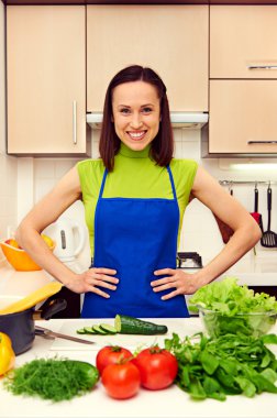 Genç bayan mutfakta.