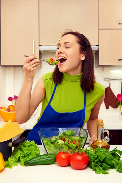 Весела молода жінка їсть салат — стокове фото