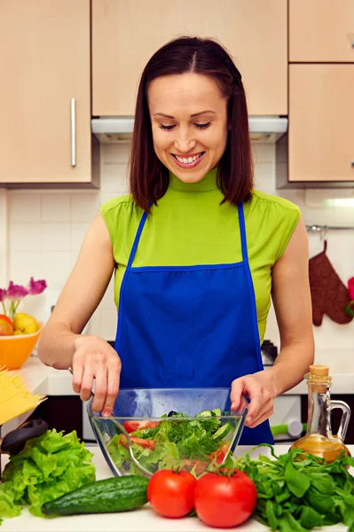 Здоровая женщина готовит салат — стоковое фото