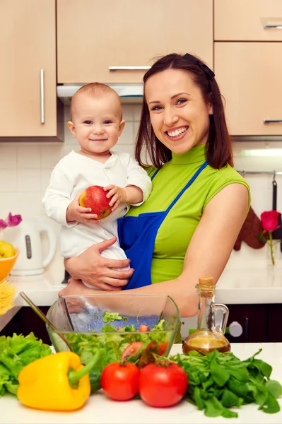 Anya és fia, a konyhában — Stock Fotó