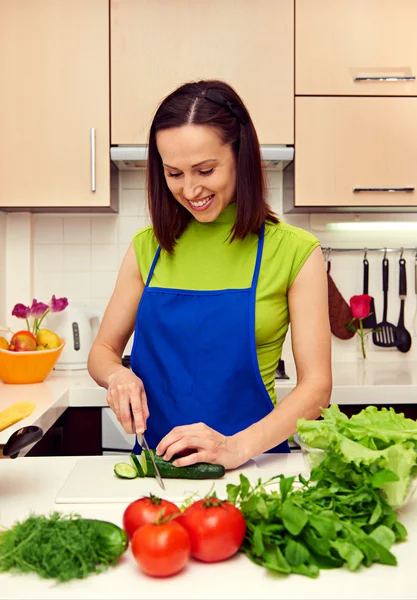 Sorridente mulher saudável preparando uma salada — Fotografia de Stock