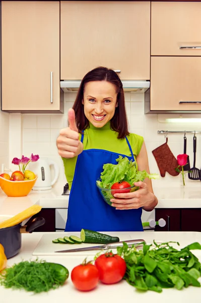 Donna che tiene insalata fresca — Foto Stock