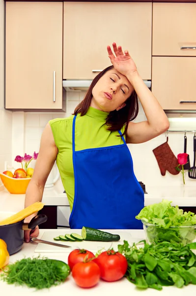 Yorgun ev kadını yemek hazırlama — Stok fotoğraf