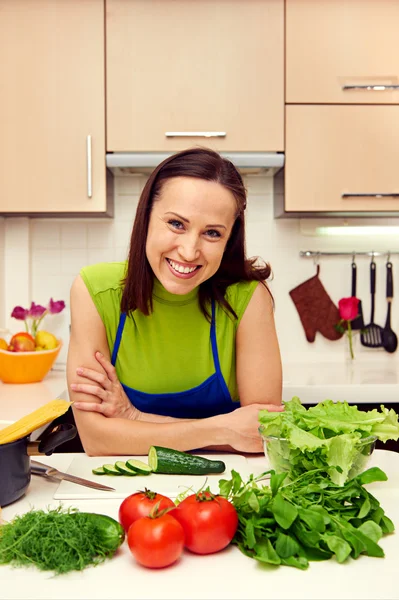 Mulher com legumes na cozinha — Fotografia de Stock