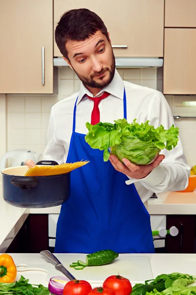 Homem espantado na cozinha — Fotografia de Stock