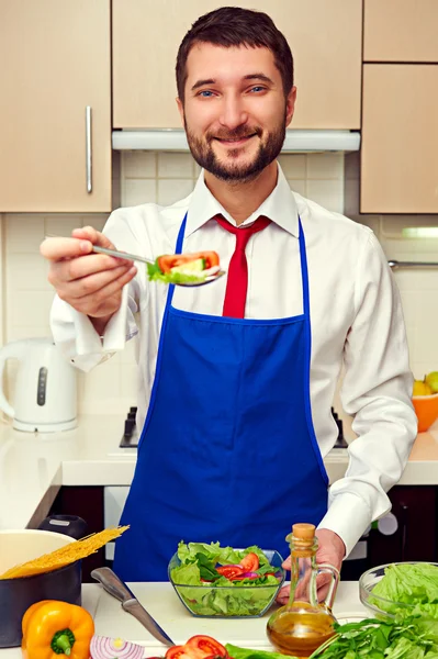 Handsome man offering fresh salad — Stock Photo, Image