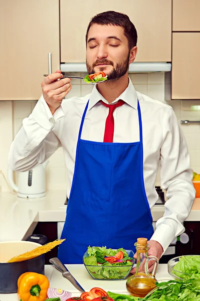 Mannen äter färsk sallad — Stockfoto