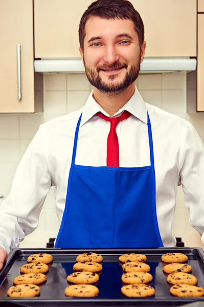 Homem segurando bandeja com biscoitos — Fotografia de Stock