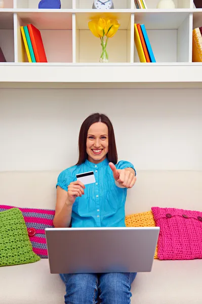 Žena držící plastové karty a ukazuje palec nahoru — Stock fotografie
