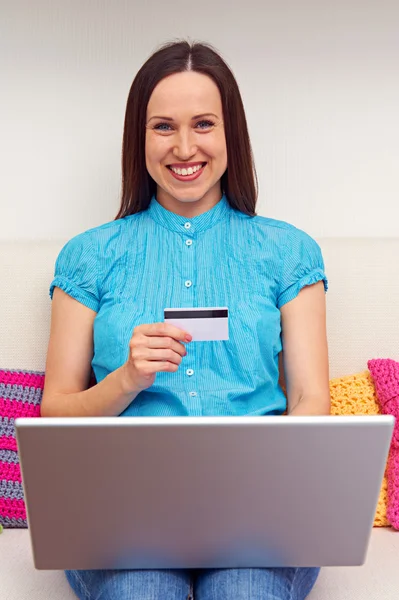 Mujer joven de compras en Internet —  Fotos de Stock