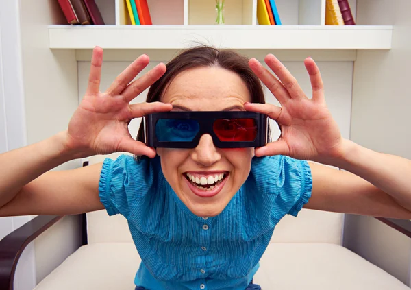 Frau in 3D-Brille beim Ansehen des Films — Stockfoto