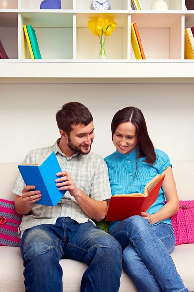 Paar betrachtet das Buch — Stockfoto