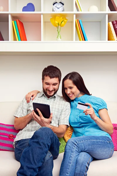 Couple making purchases on the Internet — Stock Photo, Image