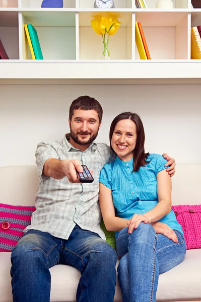 Paar schaut fern und ruht sich aus — Stockfoto