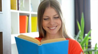 kitap okuyan neşeli kadın