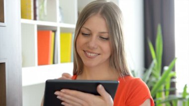 güzel genç kadın Tablet PC'yi kullanma