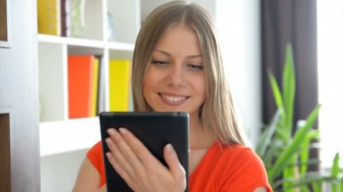 tablet pc kullanarak kafkas genç kadın
