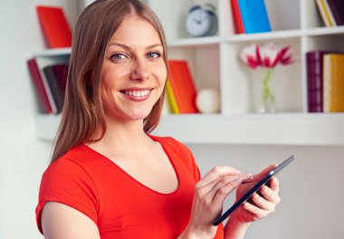 modern kadın tablet PC'yi kullanma