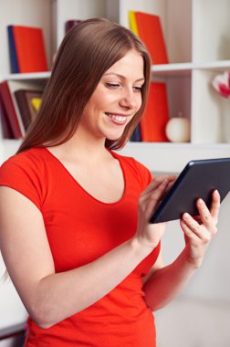 tablet pc ile modern kadın gülen