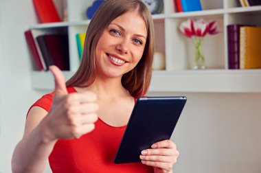 tablet pc ve gösteren thumbs up tutan kadın