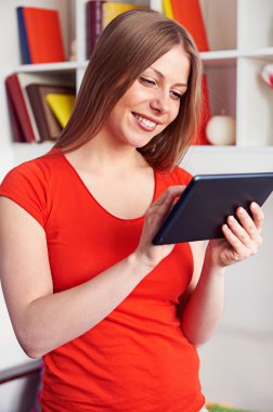 evde tablet pc ile çalışan kadın