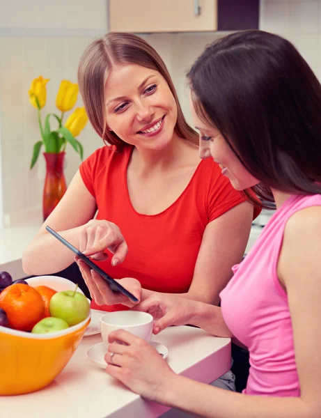 Mädchen trinken Kaffee und benutzen Tablet-PC — Stockfoto