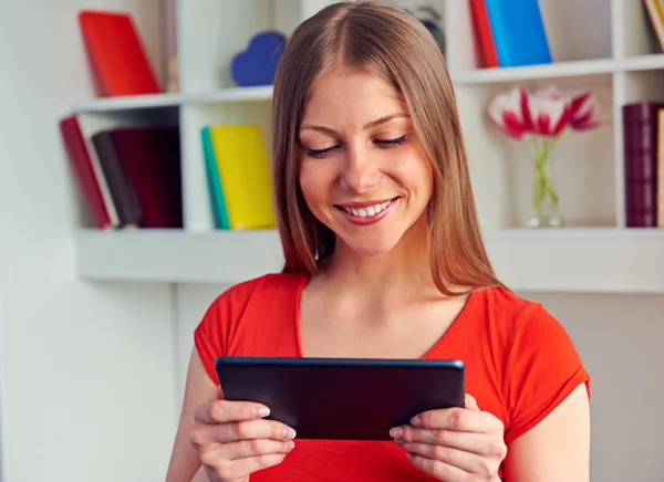 Donna guardando tablet pc e sorridente — Foto Stock