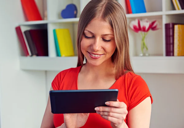 Jonge vrouw met behulp van de tablet pc — Stockfoto