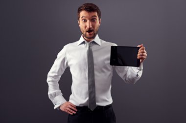 tablet pc gösterilen hayret iş adamı