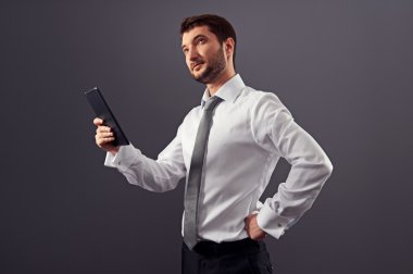 tutan işadamı tablet pc ve yukarıya bakıyor