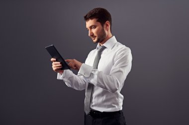 Tablet pc kullanan işadamı