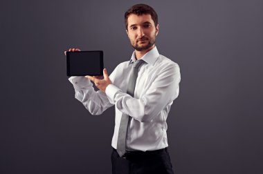 tablet pc ile formal giyim ciddi adam